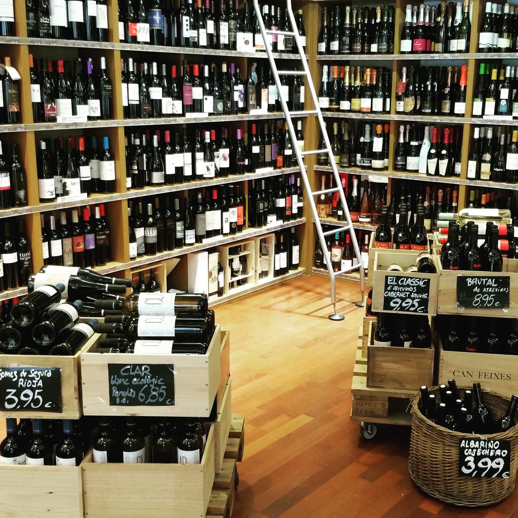 winewankers's tweet photo. Decisions decisions! Have just arrived in Barcelona and am having a wander. Little #wine shops/bars everywhere! http://t.co/PjcbqUM36j