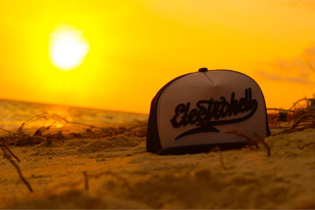 hiday___'s tweet photo. Selamat senja my hat electrohell #electrohell2003 #LoyalitasItuMahal #loyalitastanpabatas #electrhohellbali http://t.co/rabq7dBRAH