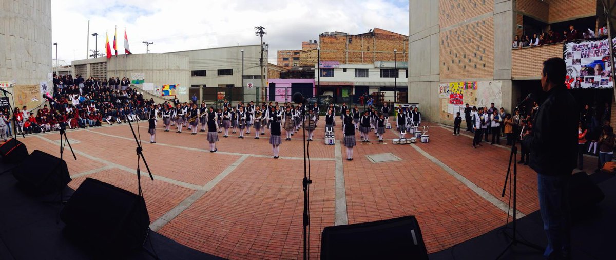 PachecoTHC's tweet photo. Alcalde local @cesarmoreno1 dando inicio al Foro Feria Educativa Local #colBenjaminHerrera http://t.co/JnrI2wAcfW