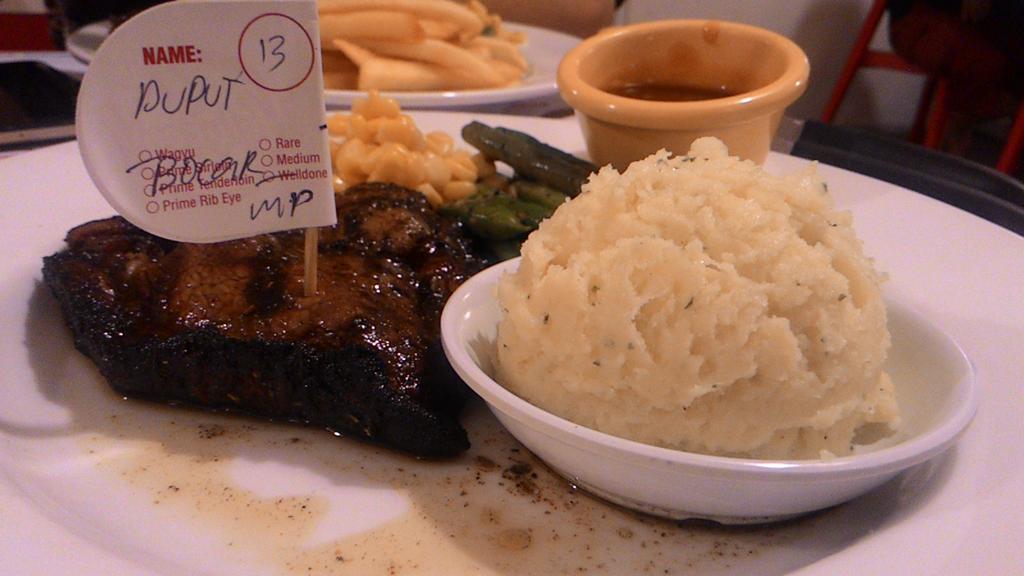 rahman_wp's tweet photo. Late dinner~ #holycow #CAMPAlamSutera @steakholycow http://t.co/zlt0LXPW6d