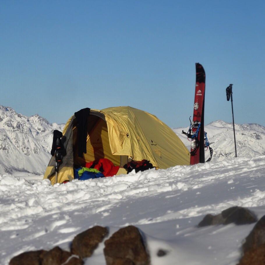 jeremyjones's tweet photo. Drying gear after a surreal morning of splitboarding. #chileexplorado #jonessolution #thirtytwo #jonesfieldtest http://t.co/8B9AEoAGFg
