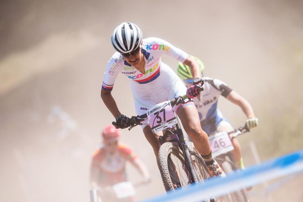 Karla Štěpánová (KONA CYCLING POINT) potvrdila skvělou formu i v zámoří - 19. a 28. místo ve dvou SP. #dresyKALAS