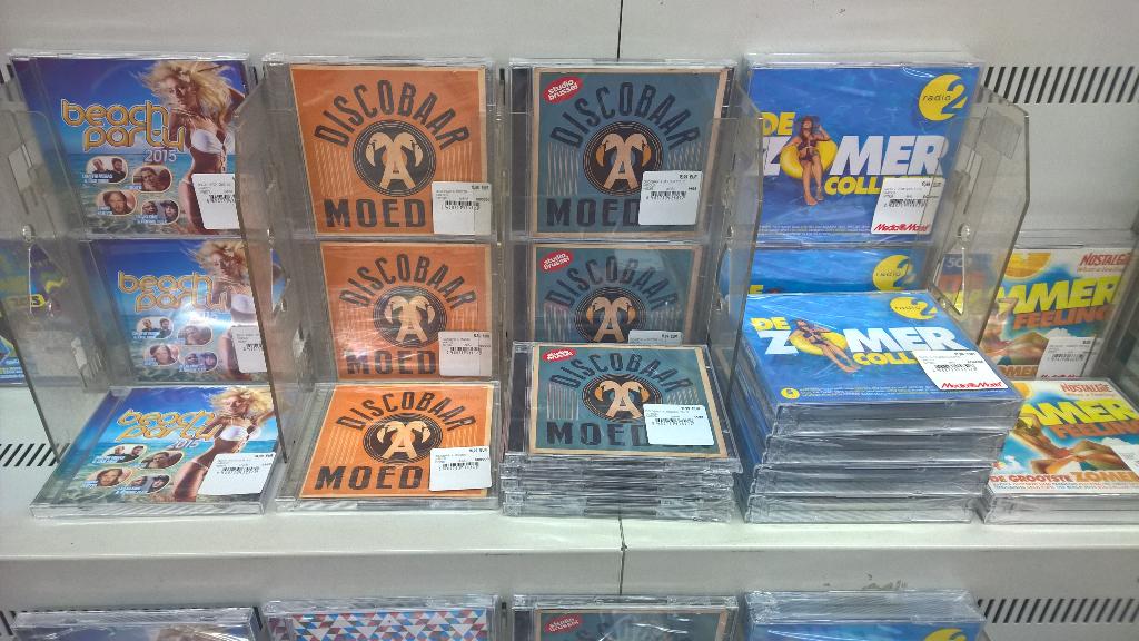 discobarAmoeder's tweet photo. In de @MediaMarktBEnl liggen we tussen de vrouwen. #lekker #2deVitesse @umusicbe http://t.co/nPm6BjwWUk