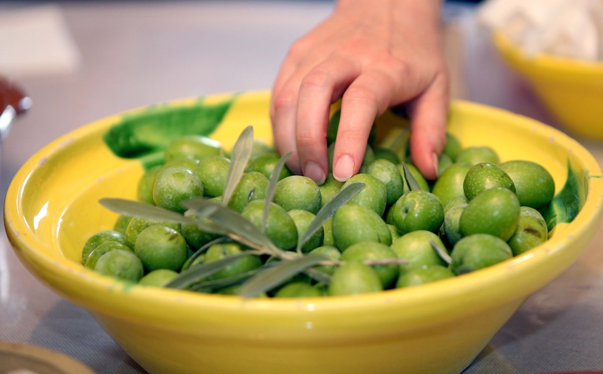 utreace's tweet photo. ¿Sabías que la #aceituna de gordal debe su nombre a el tamaño del fruto? http://t.co/ayO8kOtWwb 

#utreace #utrera http://t.co/LlCT8xuC3V