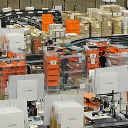sole24ore's tweet photo. Zalando sbarca in Italia: mega centro di distribuzione nel 2016 http://t.co/QBrYHmgNbG http://t.co/wAeTKbJBNQ