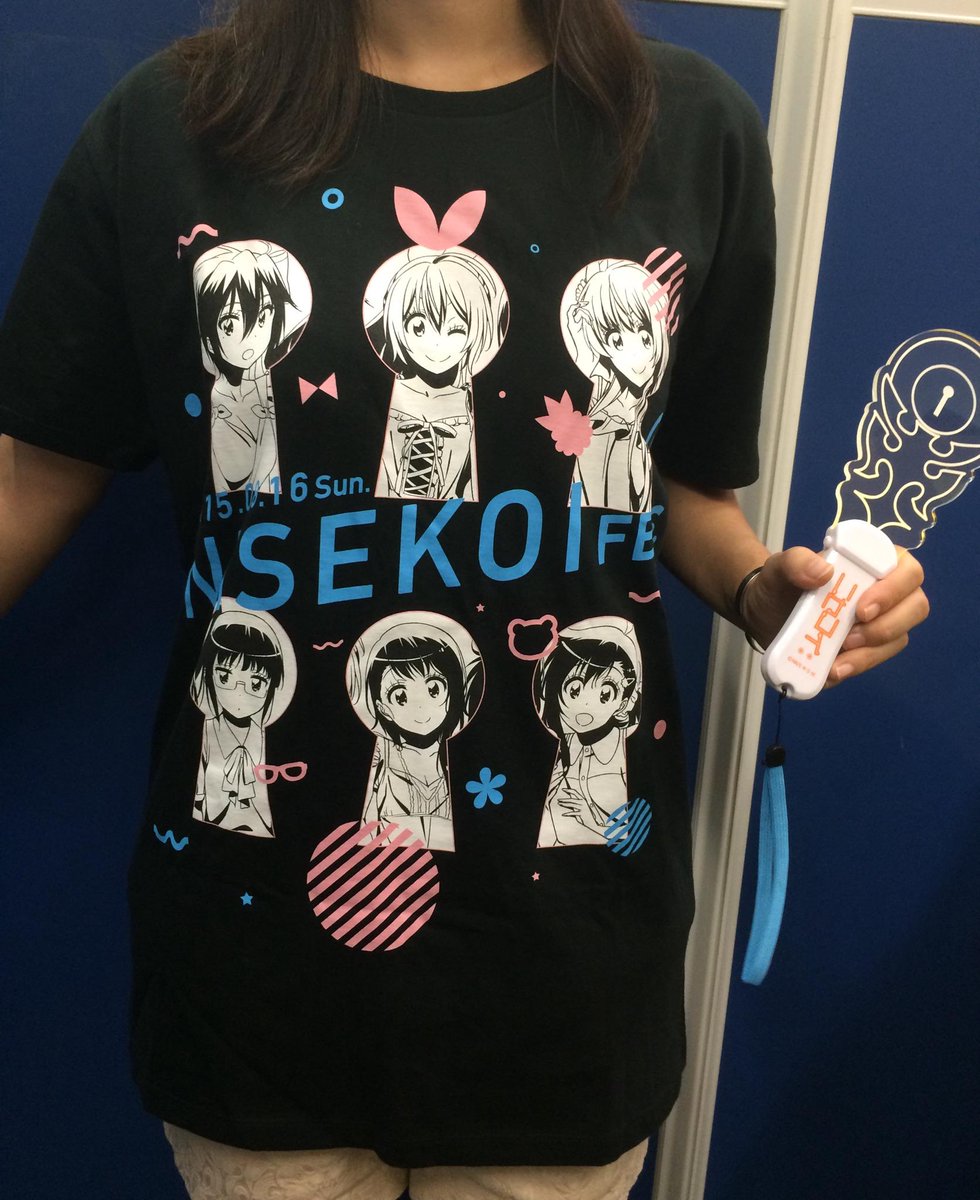 ニセコイ 公式アカウント على تويتر ニセコイフェス2グッズ ライブにはコレ Fes Tシャツ はオシャレなデザイン スタッフさんが手にしているのは楽さんのペンダントが光る ペンダント型プレートライト です٩ ๑ ᴗ ๑ ۶ Nisekoi Http T Co 4ustu9nptu