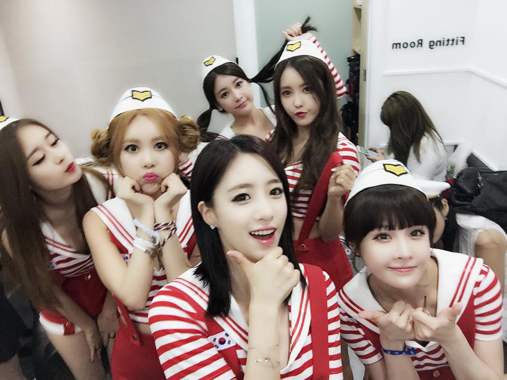 officialmbkent's tweet photo. [T-ARA] #뮤직뱅크 #티아라 #완전미쳤네 
뮤직뱅크 대기실에서 무대 올라가기 직전에 찰칵!>_<
http://t.co/V6EZV1rOxW http://t.co/xble8Mhysh