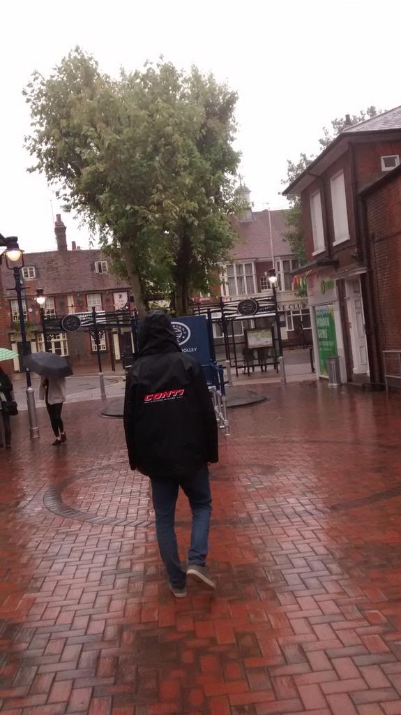 Rep'ing @contiespressouk in the rain today.