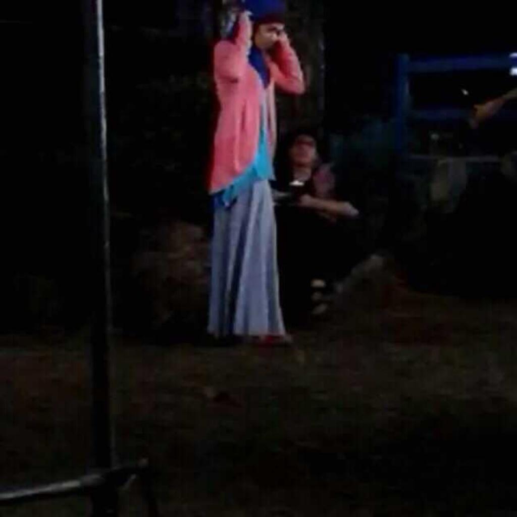 PecintaNinZat's tweet photo. Pangeran &amp; Aida, gak tau nih Aida disuruh Pangeran ngusir apaan :)
#RANIDA #PangeranSCTV http://t.co/7whej3mkOh