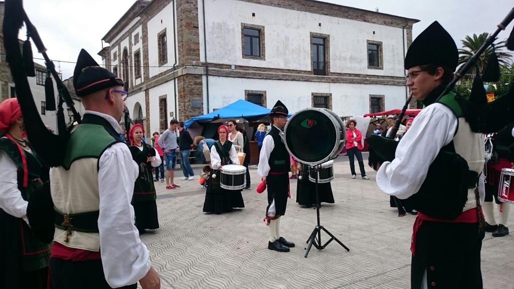 camindefierro's tweet photo. Comenzamos el Festival Intercéltico d'Occidente en Tapia. http://t.co/3GwIUmIqDU
