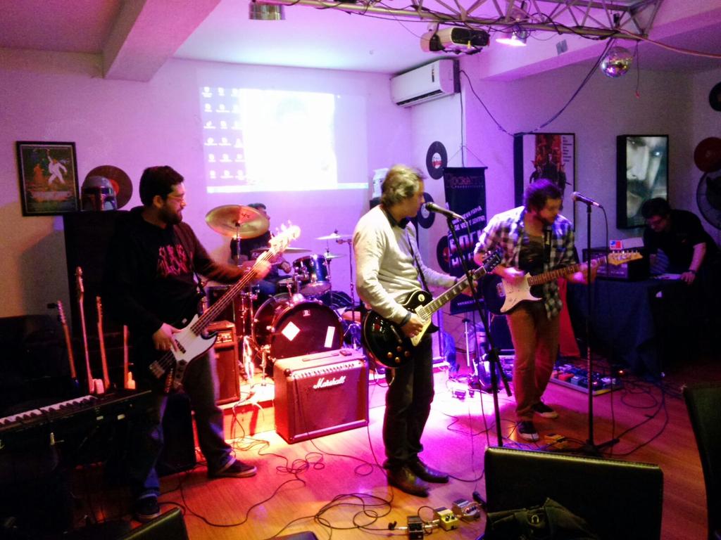 banda_martinez's tweet photo. Gracias a todos los que nos acompañaron anoche en el Bar 35mm. Y por apoyar el rock chileno. http://t.co/iBO0rliXGp