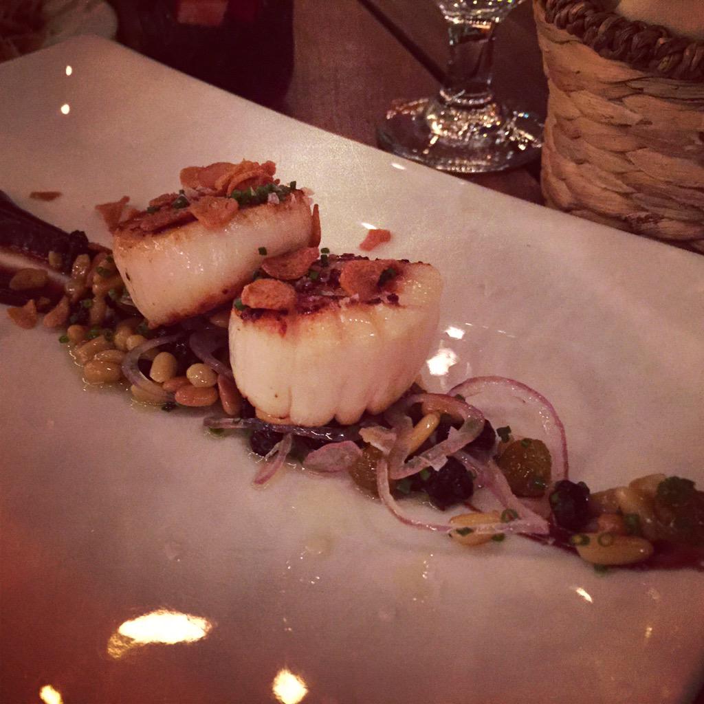 RookieChef_'s tweet photo. Last night: Nantucket harvested sea scallops, olive coulis, pine nuts, garlic, currant, raisin sofrito #rookiechef http://t.co/ztekuH5MFv