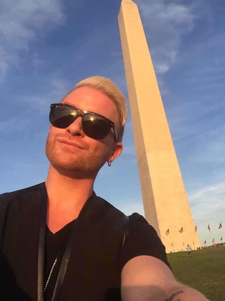 xtophermua's tweet image. Stopped by to take a selfie with this tall guy..but all I see is how good my BB and Gilded Honey look! @LauraGeller