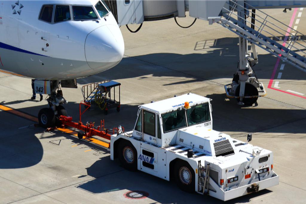 航空宇宙図鑑 トーイングカー 飛行機を駐機場からプッシュバックする牽引車 飛行機はバックできないため エンジンの逆噴射装置を使用すればバックはできるが 効率が悪く危険 このような車両に滑走路手前まで押し出してもらう必要がある Http T Co 航空宇宙図鑑 トーイングカー 飛行機を駐機場からプッシュバックする牽引車 飛行機はバックできないため エンジンの逆噴射装置を使用すればバックはできるが 効率が悪く危険 このような車両に滑走路手前まで押し出してもらう必要がある Http T Co