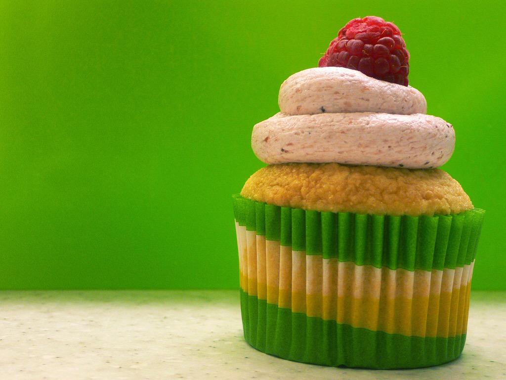 Äntligen fredag och Becky har bakat jättegoda vaniljcupcakes med hallontopping! dagensmuffin.se/sv/recept/vani… ⭐️⭐️⭐️⭐️⭐️