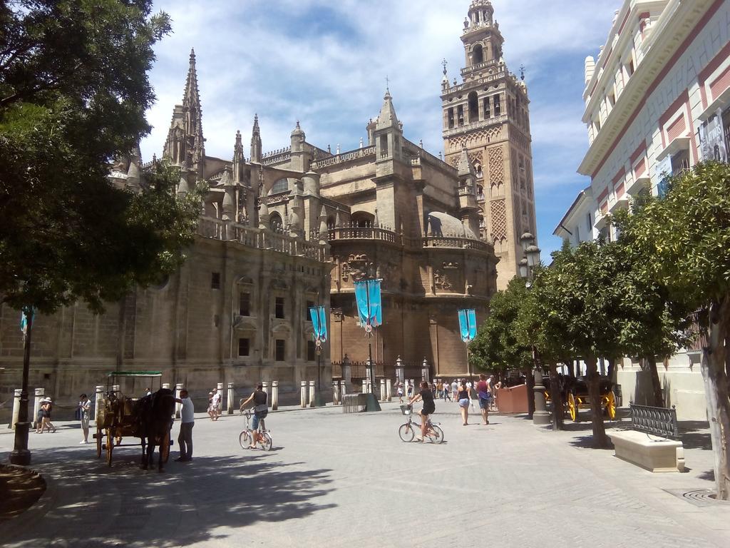 ivalero87's tweet photo. Después de Portugal increíble a tu lado @sara3590 nos toca sevilla!!! #vacas#noparar#felizzz http://t.co/XxVnEIqPtE