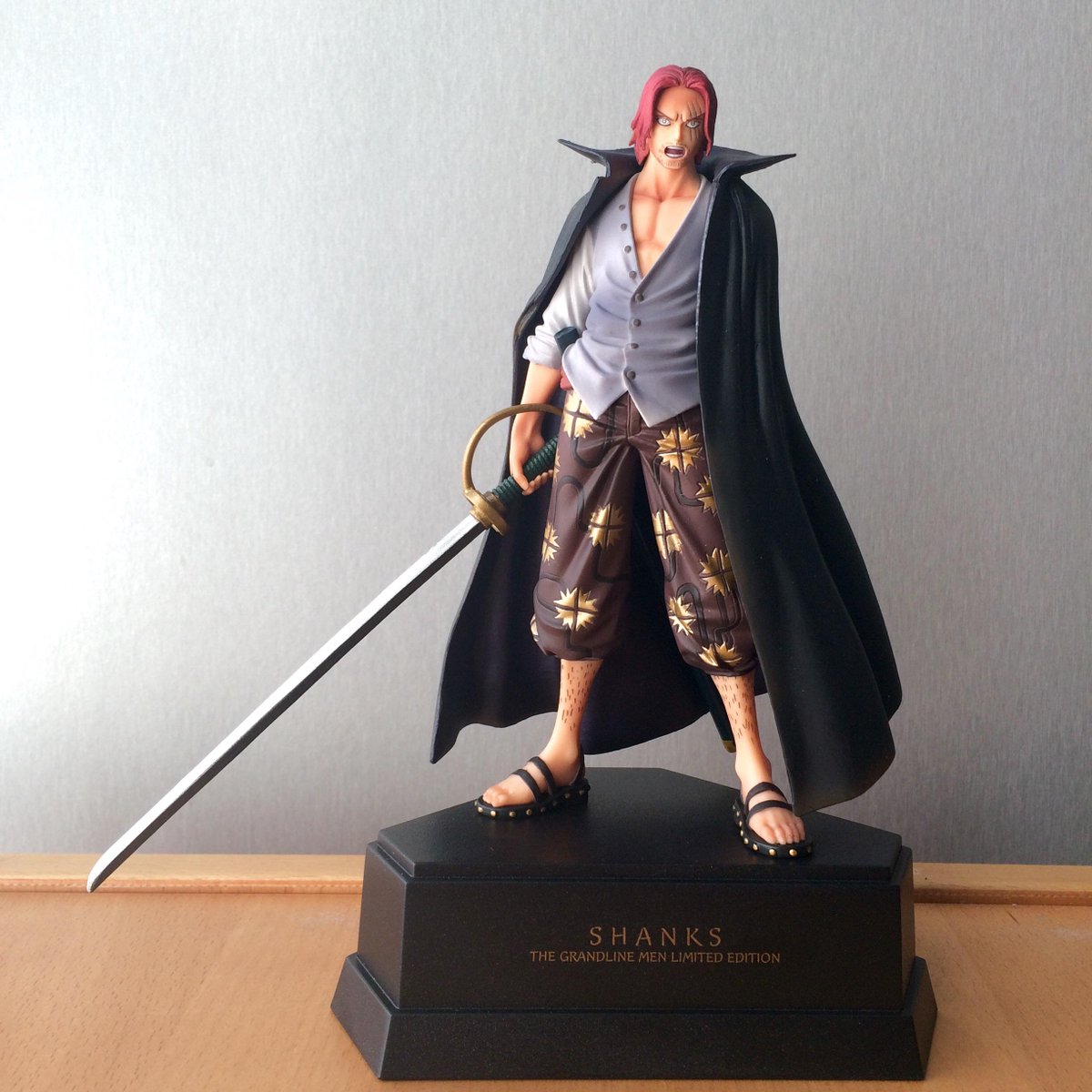 BandaiNamcoFR's tweet image. J-14 avant One Piece #PirateWarriors3 ! En attendant, vous pouvez gagner la figurine de Shanks en RT + follow !