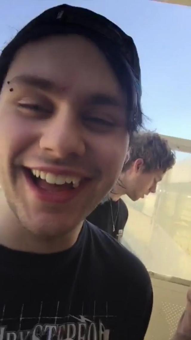 coochieclifford's tweet image. His smile is the most beautiful I've ever seen #MTVHottest 5sos