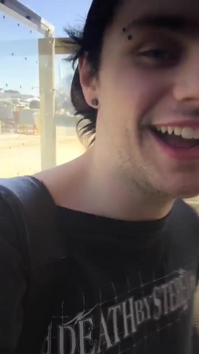 coochieclifford's tweet image. His smile is the most beautiful I've ever seen #MTVHottest 5sos