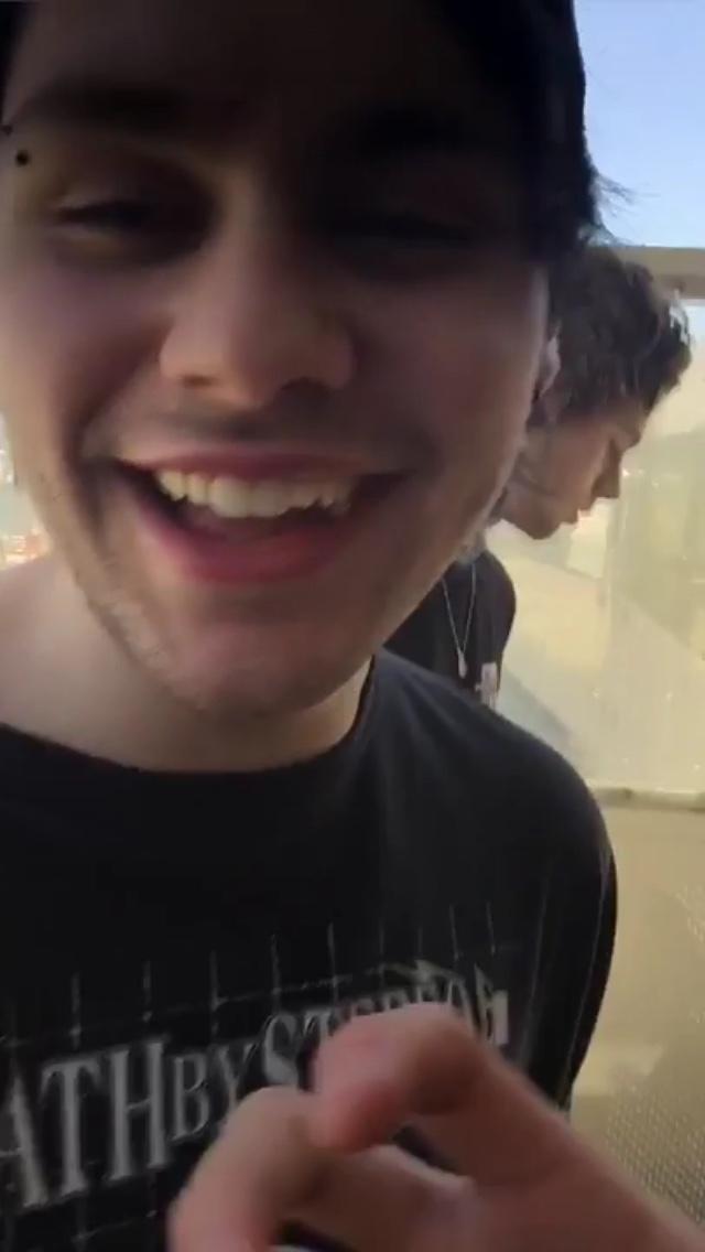 coochieclifford's tweet image. His smile is the most beautiful I've ever seen #MTVHottest 5sos