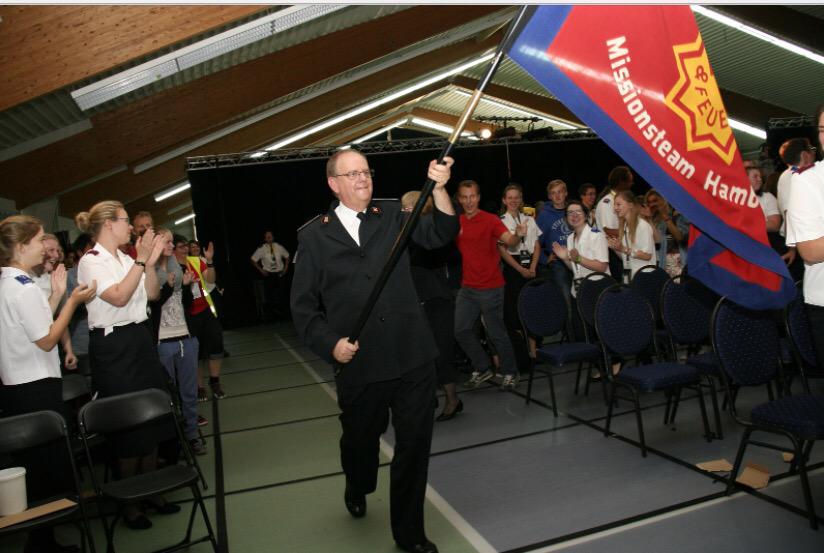 EYE_2014's tweet photo. The magnificent mission team from Hamburg - and @GeneralAndreCox with their flag.  #EYE_2014 one year ago. http://t.co/WXkfkVcgEM
