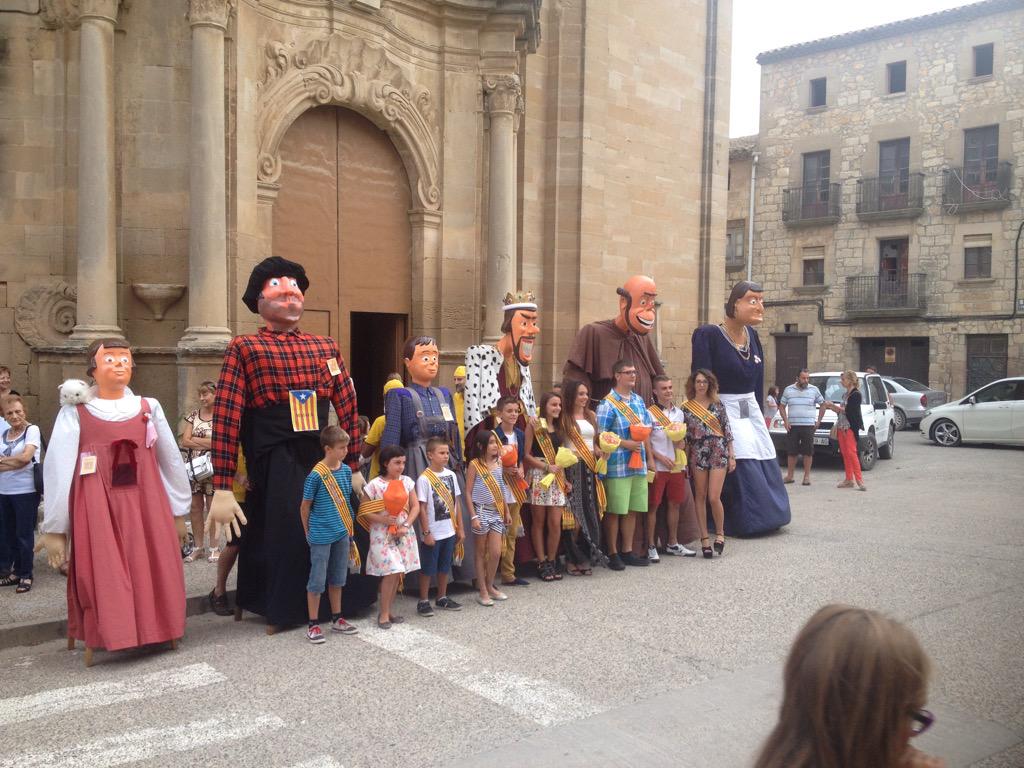 infoMaials's tweet photo. [Imatges] Colla de Gegants i Grallers de #Maials #FestaMajor #2015 @Mistantet http://t.co/LPvPRIW5lf
