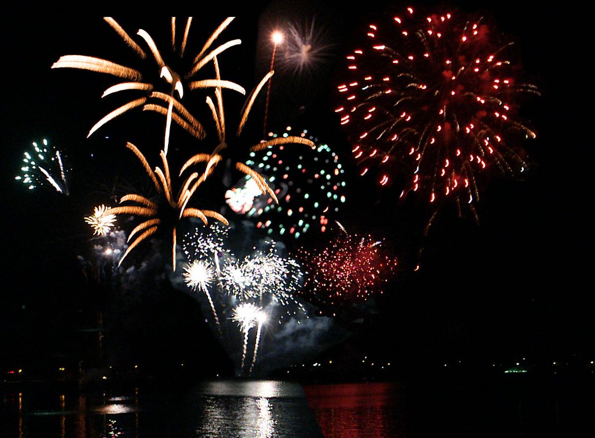 HoornseHop's tweet photo. Vanavond bij mij @HoornNH  tijdens @kermisinhoorn wederom een spektakel met #vuurwerk! 22:00 de start…tot straks! http://t.co/ypsHTWKHmb