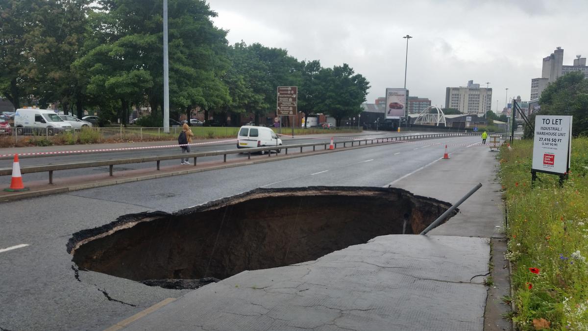 gmptraffic's tweet photo. Mancunian Way will be shut for more than a few days due to this hole http://t.co/mzV1XFxHp0