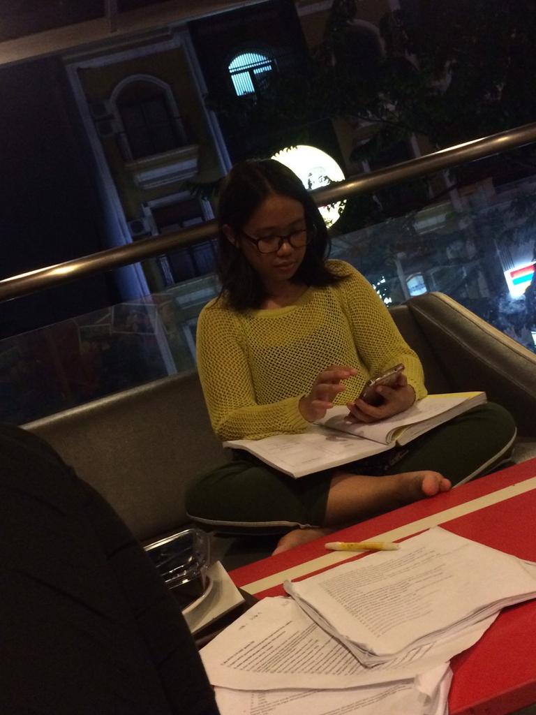 chikitaputrii's tweet photo. Katanya @pricilyaseto mau belajar h-6 ujian, tapi kok hapenya diatas buku gitu ya? http://t.co/jaBs9rCjms