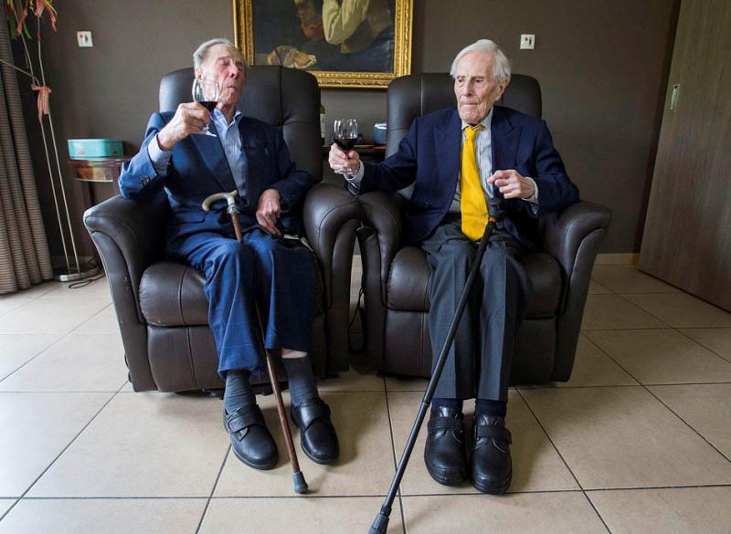aoramax's tweet photo. #curiosidades Pieter y Paulus Langerock son dos hermanos belgas de 102 años, son los gemelos más viejos del mundo. http://t.co/KDXbDkBrhJ