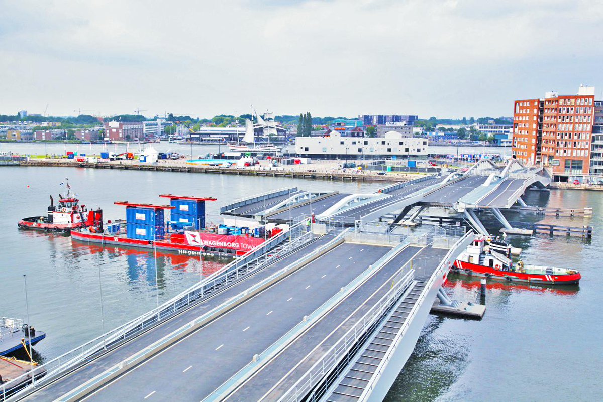 sailamsterdam's tweet image. De #JanSchaeferbrug in beweging! De brug wordt er tijdelijk uitgehaald voor #SAIL2015 #Amsterdam #nieuws