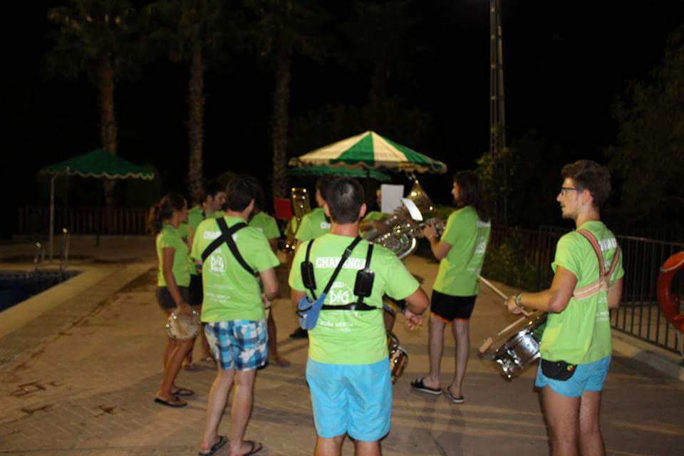 CharangaTequila's tweet photo. Resumen de la noche en la piscina municipal. Nos lo pasamos en grande! Gracias @DeporteMenciano http://t.co/pAb8hSOsBY