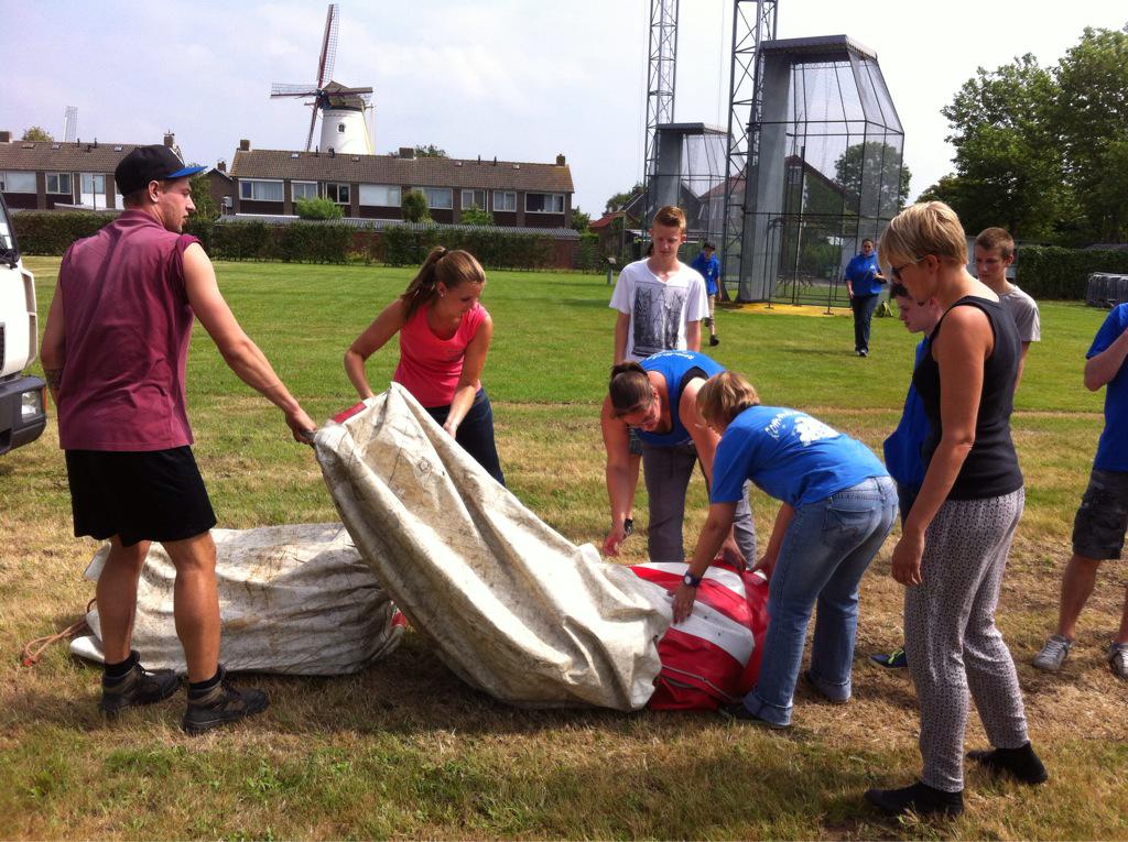 Vrijwilligers Rommeldam helpen grote tenten opzetten voor Rommeldanweek in Wemeldinge. 310 kinderen zijn aangemeld.