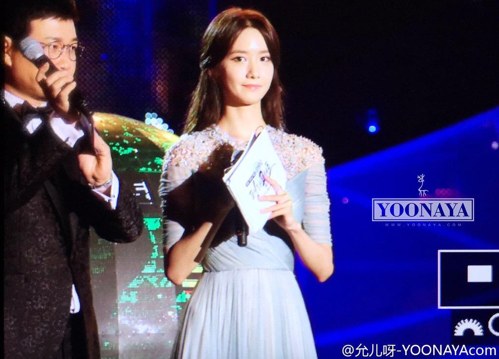 [PIC][14-08-2015]Hình ảnh mới nhất từ "2015 DMZ Peace Concert" của SNSD và MC YoonA  CMYR0qrUEAA7oDg