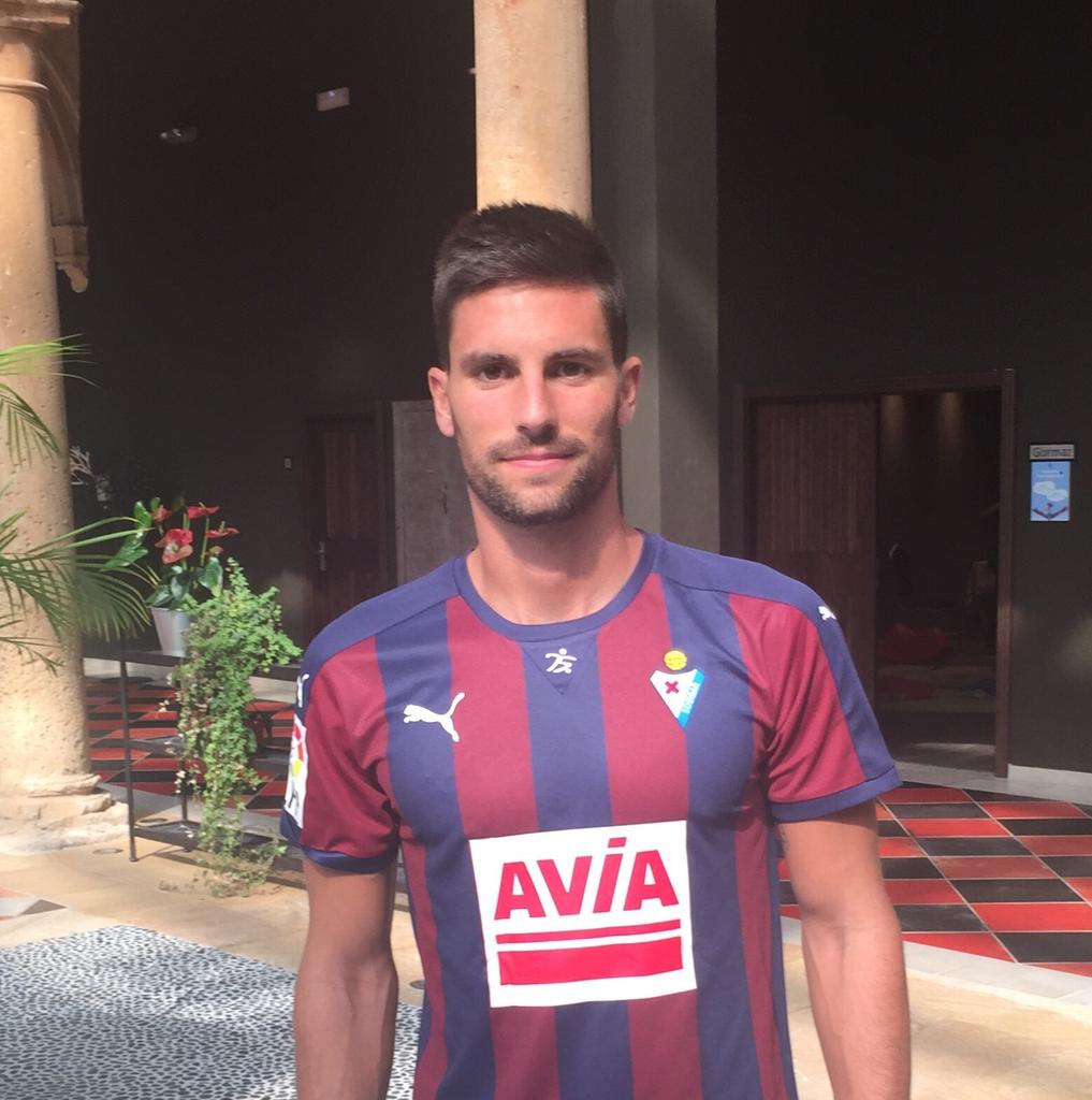SD Eibar on Twitter: "El nuevo jugador del Eibar @adriangonzalez8 con la que defenderá las tres próximas temporadas. http://t.co/4ghMceD00h" / Twitter