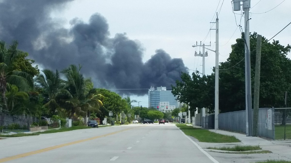 #BREAKING Fire breaks out at Pompano Beach warehouse http://t.co/STKX5tkqX0