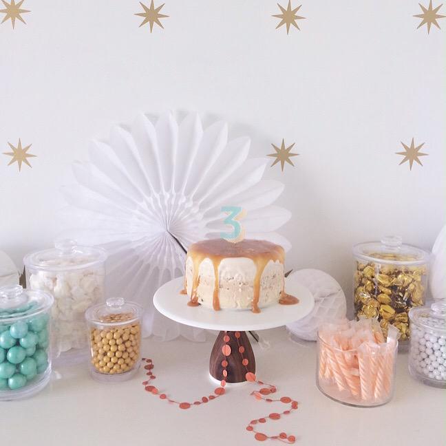 Got 5 mins? Great! Make this Salted Caramel Ice Cream Cake on <a href="/itsmomtastic/">Momtastic</a>. It's everything! momtastic.com/food/541783-ic…