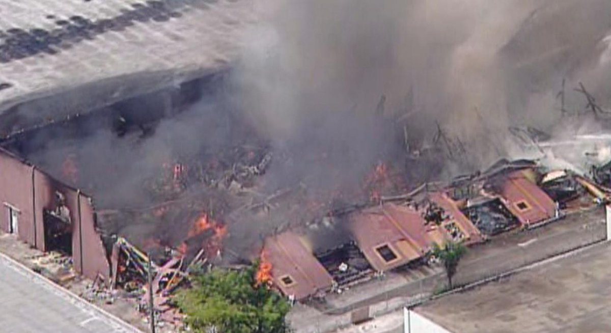 WATCH LIVE - Warehouse fire burns in Pompano Beach bit.ly/1J4PHh7?utm_so… http://t.co/ZAGu5YqMXE