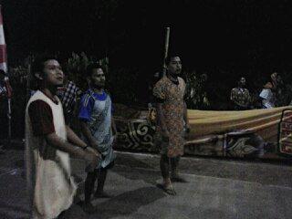 Lettyandin's tweet photo. Seketika saya tidak mengenali bapak" yg pakai daster biru #pura"linglung http://t.co/vJKSnxrG7p