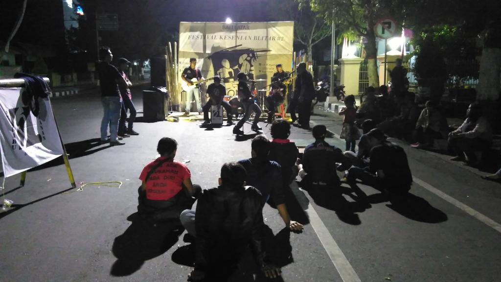 lha iki sing acara mau lurrr
komunitas Orang Indonesia Blitar dan juga komunitas Orang Indonesia tulungagung...