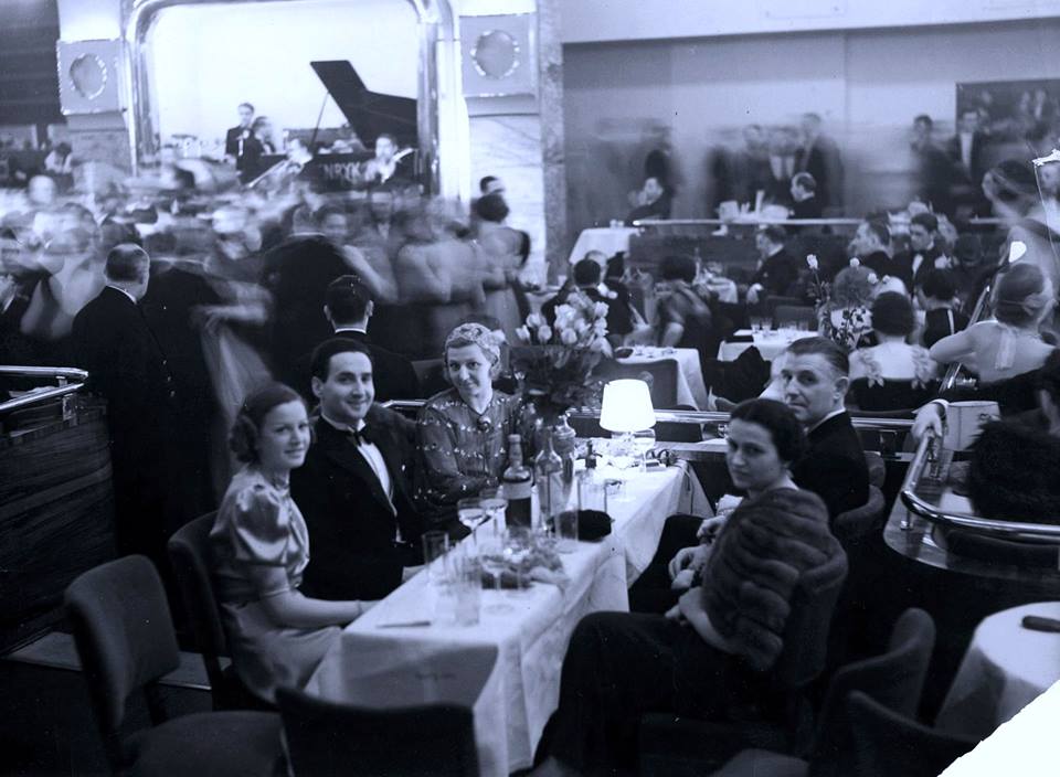 BaczewskiVodka's tweet photo. Happy Friday! The weekend is better spent with friends. http://t.co/xIgaHmui3j