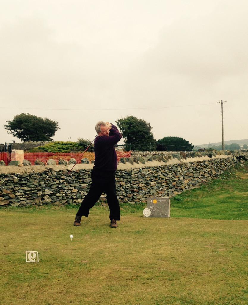 Lowri_Amlwch's tweet image. Cyffro mawr @bullbaygolfclub eto heno. Y dynion yn gosod at Ddiwrnod y Llywydd. President's Day prep. #forefun ⛳️🍺