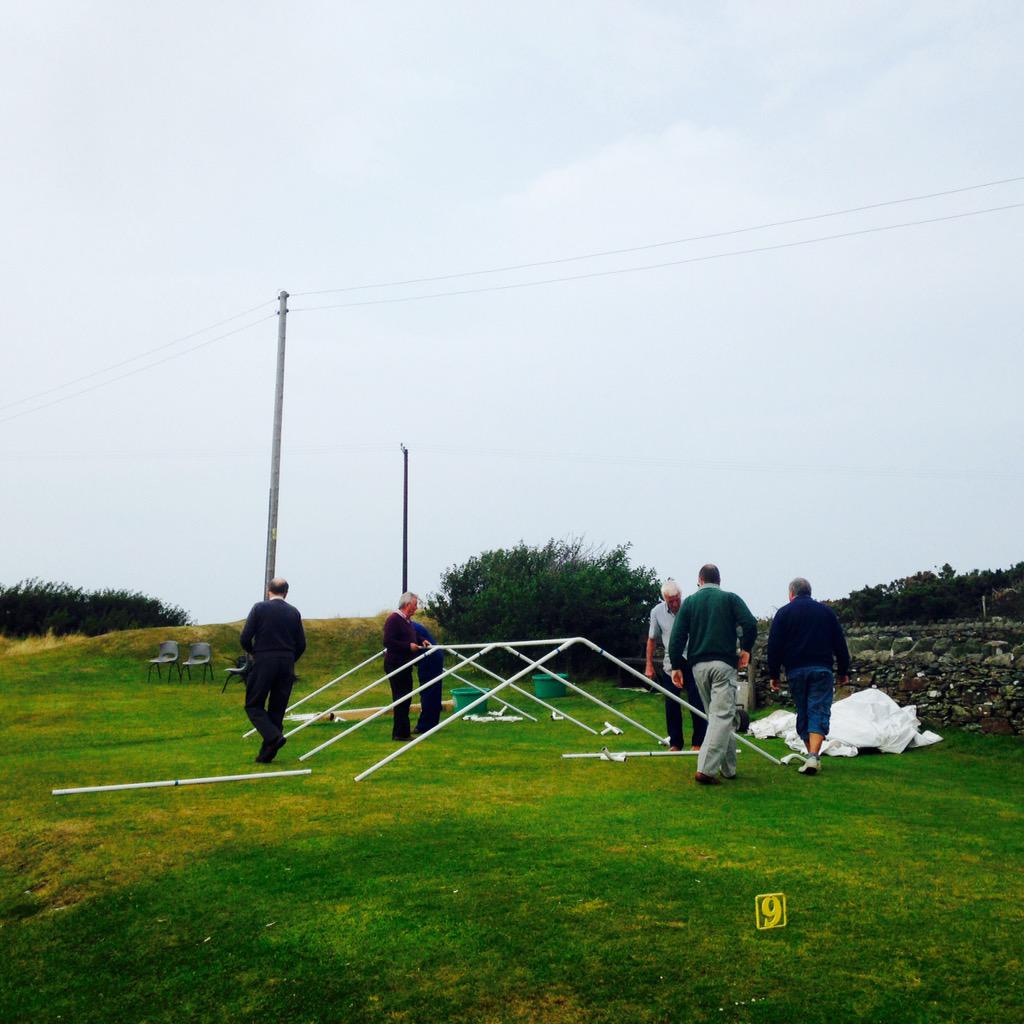 Lowri_Amlwch's tweet image. Cyffro mawr @bullbaygolfclub eto heno. Y dynion yn gosod at Ddiwrnod y Llywydd. President's Day prep. #forefun ⛳️🍺