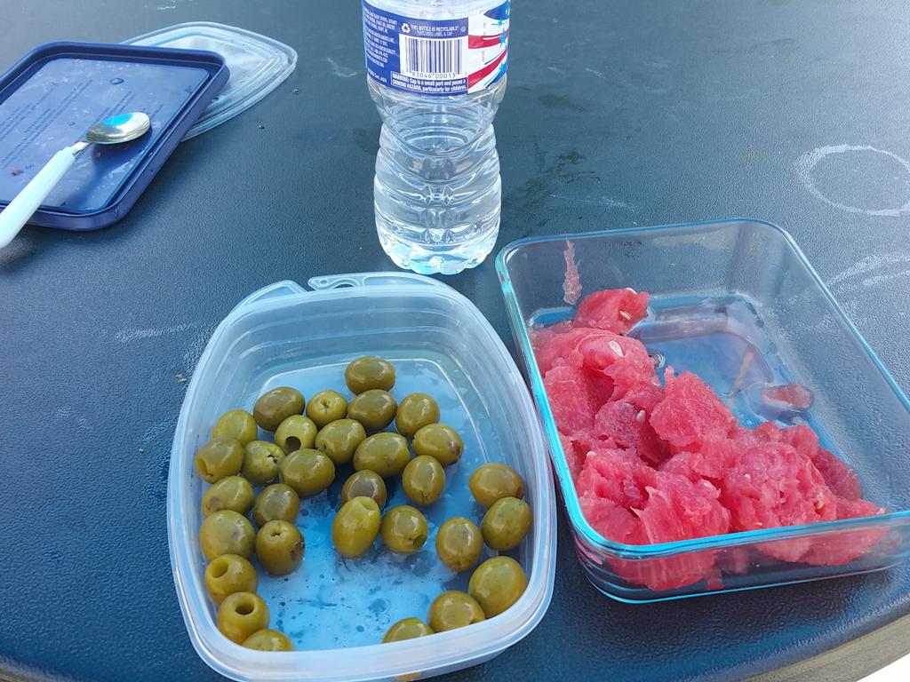 IvyFITNESS1's tweet photo. Lunch! #toomanyolives http://t.co/d5TXHZO2P2