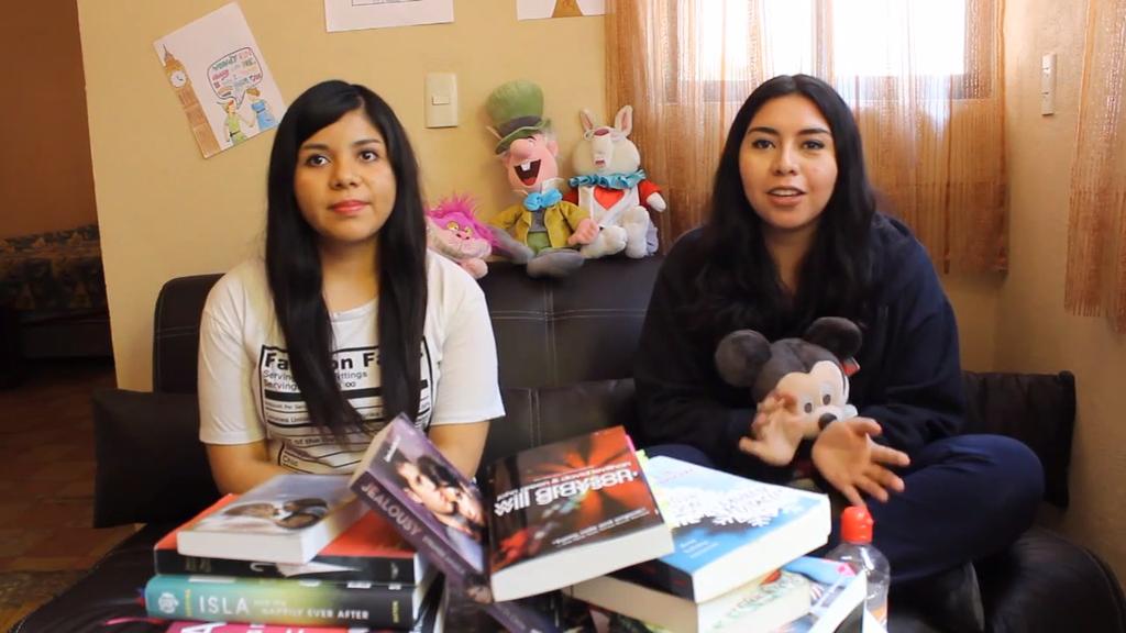 2betweenbooks's tweet photo. ¿Ya vieron nuestro primer vídeo? Es el #Disneybooktag, pasen por nuestro canal . 😊  https://t.co/6s3VtnCu6q http://t.co/hXMHyTpFnZ