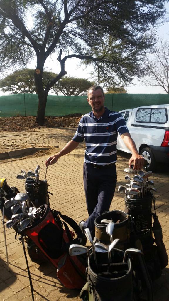 SilverlakesPro's tweet photo. Handing over some of our old clubs and range balls to Ruan from the sagdb. Helping others play golf #developinggolf http://t.co/5je5Oyb6bD