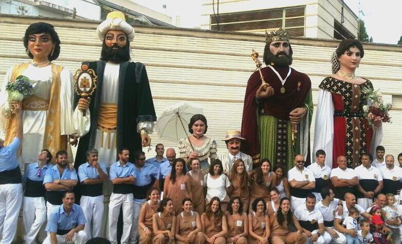 GegantsdeGracia's tweet photo. Demà a la tarda, per primera vegada, ens trobarem amb els @cubanitessitges,  @Gegantsdesitges i els de @agrupasitges http://t.co/5jnB8neJ28