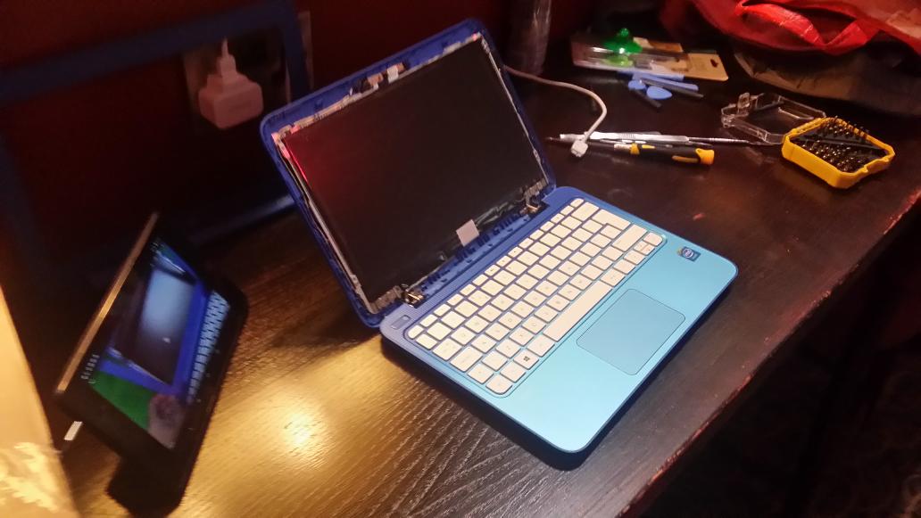 awilson3000's tweet image. Also replaced the cracked screen on the #hpstream11 #cheapandeasy