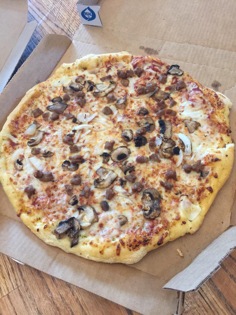 Jillie922's tweet image. @dominos I'd think your quality check process would assure my pizza come sliced but I guess not #qualitycheckfail