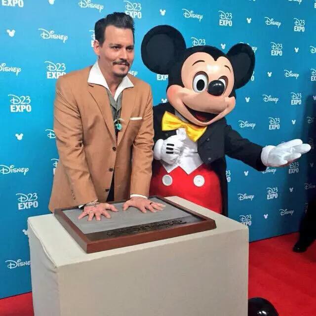 Johnny Depp : légende de Disney CMZMtXWWcAAionL